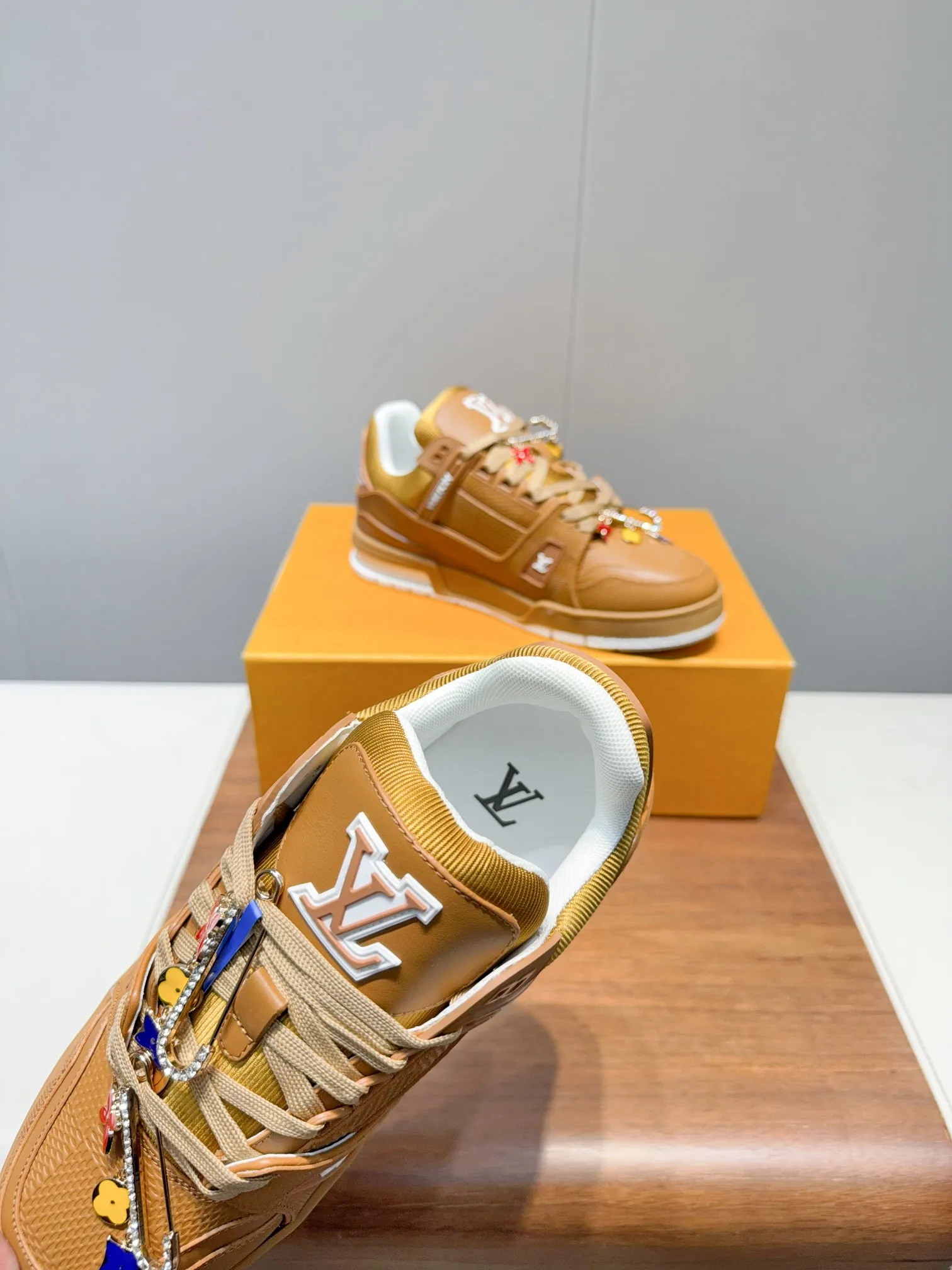 👟👟Ex-factory price 780👟👟Louis Vuitto- Louis Vuitton Couple's Casual Sports Shoes Skateboard Shoes Original purchase, development and production This LV Traine- sports shoe is made of cow leather to create a complex upper, which requires several hours of ingenious sewing to complete. The classic configuration is from the hands of Virgil Ablo-, showing the inspiration of retro basketball shoes. Exquisite packaging at the delivery counter. Fabric: Original customized first-layer cowhide. Inner foot pad: Breathable mesh. Heel height: 3cm. Outsole: Original molded two-color TPU combination outsole. Size: 35-45 (40 for women and 45 for men. Custom-made, non-refundable) (Note: Bulk items do not come with buckles. Please inform us if you need buckles when ordering) Buckle +20